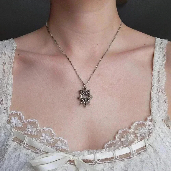 Gothic silver chainmaille circle pendant necklace with a small silver chain - Picture 5 of 8